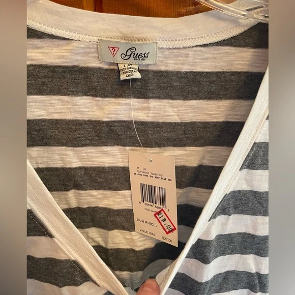 Guess women’s rouched v-neck t-shirt. Flattering fit. Large. Striped. New w/tags - Picture 2 of 3